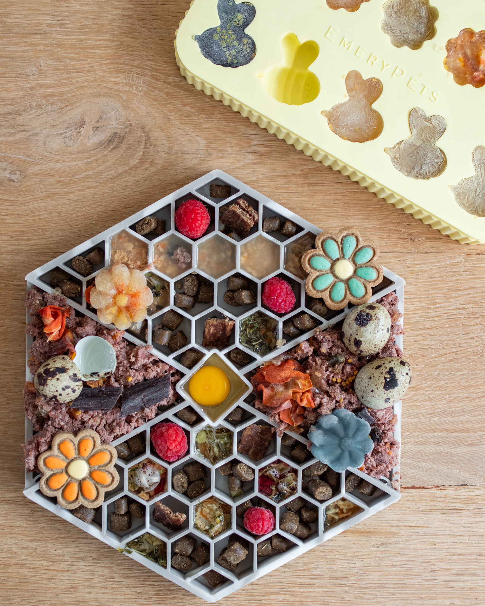 EmeryPets | Treat mold - bij en madelief